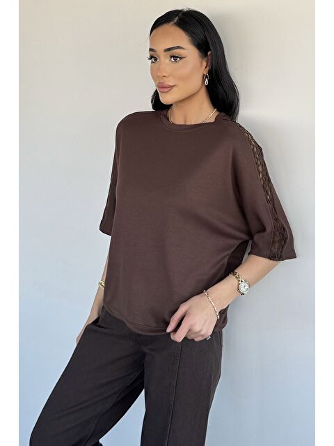 Gülseli Omuz Dantelli Kadın Tişört