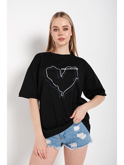 Trendseninle Kadın Çizgili Figür Kalp Siyah Have A Holiday Baskılı Tişört - S000116608-19351