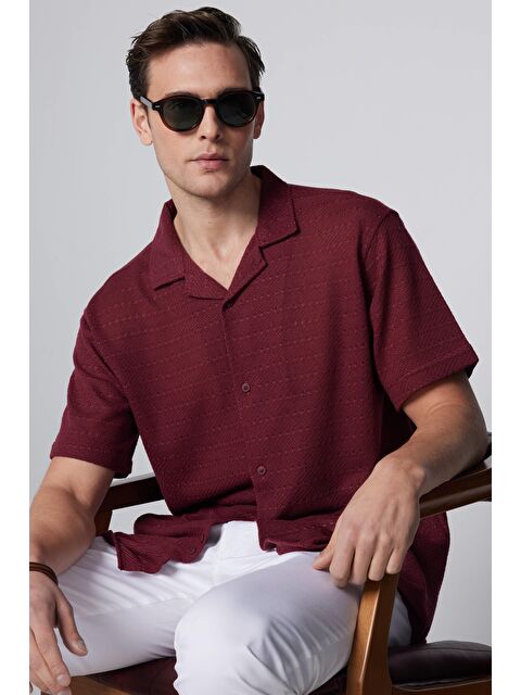 TUDORS Erkek Relax Fit Rahat Kesim Kısa Kollu Örme Doku Bordo Apaş Yaka Gömlek