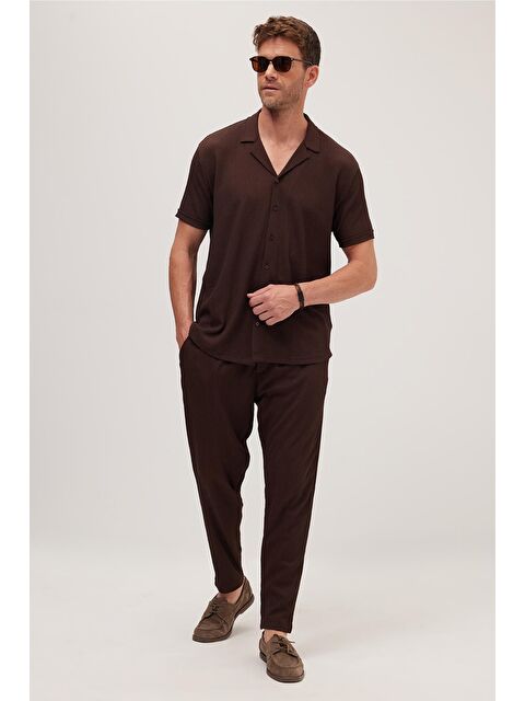 TUDORS Erkek Standart Fit Kısa Kollu Beli Bağcıklı Apaş Yaka Kahverengi Gömlek Jogger Takım - S000518658-19413