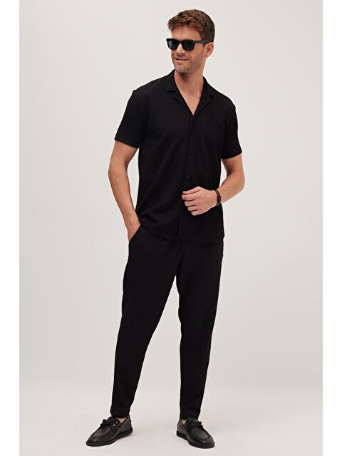 TUDORS Erkek Standart Fit Kısa Kollu Beli Bağcıklı Apaş Yaka Siyah Gömlek Jogger Takım - S000518659-19351