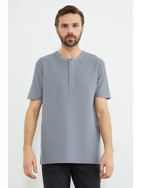 Fullamoda Petek Kumaş Düğmeli Bisiklet Yaka Tişört