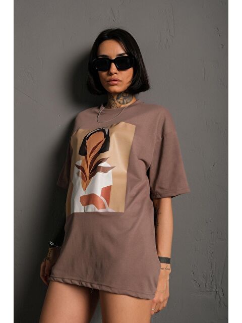 Trendseninle Kadın Kahverengi Hayali Figür Baskılı Oversize T-Shirt - S000116745-19413