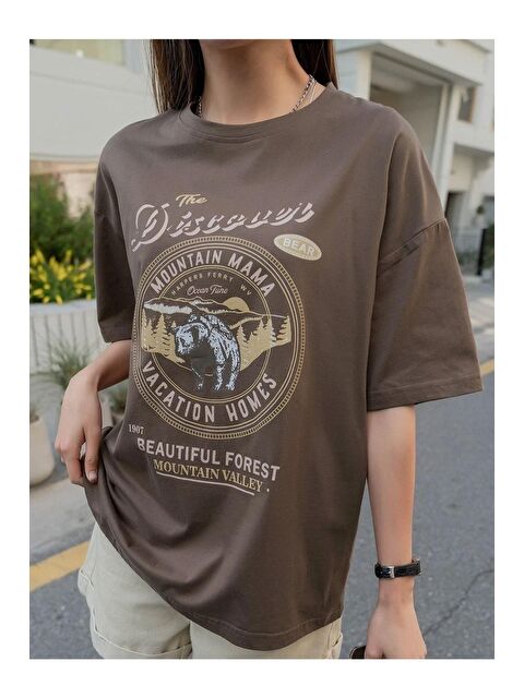 Trendseninle Kadın Kahverengi The Discover Baskılı Oversize Tişört - S000116750-19413