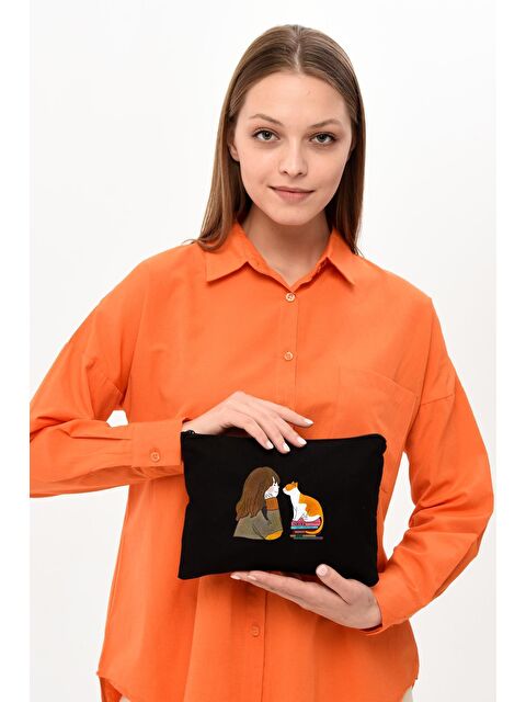 Bagg Clutch Kedili Kız Baskılı Siyah Kanvas Makyaj Çantası - S000155001-19351