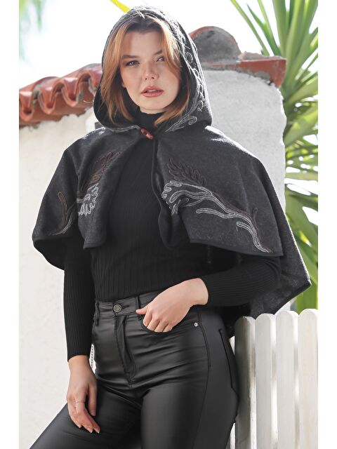 Chiccy Siyah Kapüşonlu Düğmeli Biyeli Süzene Nakışlı Casual Kaşe Bolero Dokuma Panço 43 75 - S000469078-19351