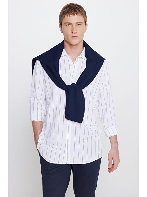 Altınyıldız Classics Erkek Beyaz-Lacivert %100 Pamuk Slim Fit Dar Kesim Düğmeli Yaka Çizgili Gömlek