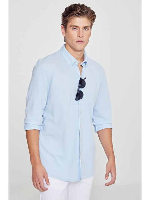 AC&Co / Altınyıldız Classics Erkek Açık Mavi Pamuklu Tailored Slim Fit Dar Kesim Düğmeli Yaka Örme Gömlek
