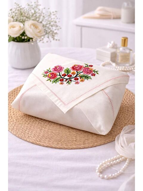 Çeyiz Diyarı Kanaviçe İşlemeli Gardenya 90x90 cm Tek Bohça Kırmızı