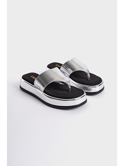 Capone Outfitters Dolgu Topuklu Taşlı Parmak Arasıı Kadın Terlik - S000252871-18105