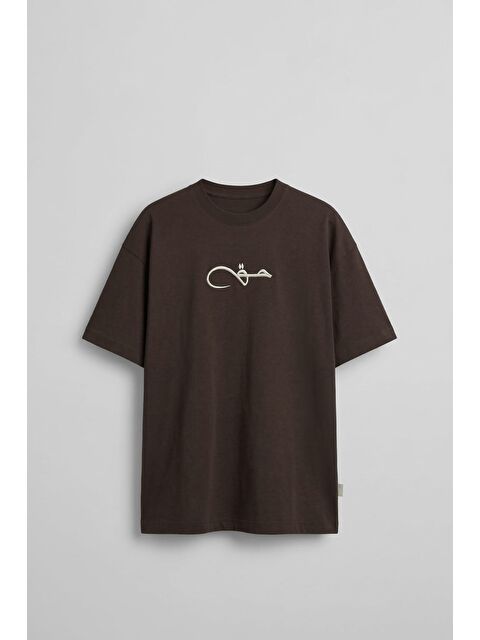 Abluka Online Erkek Oversize Nakışlı Halı Desenli Sırt Baskılı T-Shirt Kahverengi