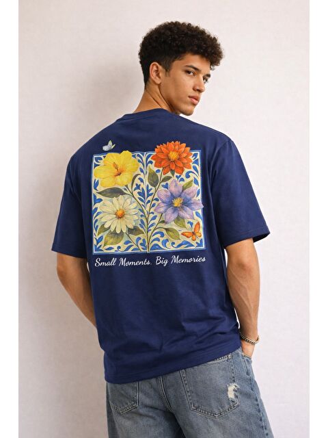 Tarz Cool Erkek Floral Baskılı Tişört – Oversize Fit, Sırt Desenli “Small Moments Big Memories”