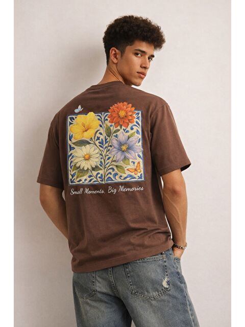Tarz Cool Erkek Floral Baskılı Tişört – Oversize Fit, Sırt Desenli “Small Moments Big Memories”