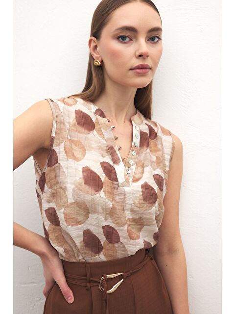 SATEEN Kolsuz V Yaka Bluz - Kahve - S000530549-19413