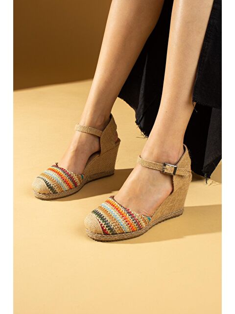 Pembe Potin Nakışlı Hasır Dolgu Taban Önü Kapalı Kadın Sandalet 69-71-24Renkli - S000175421-19928