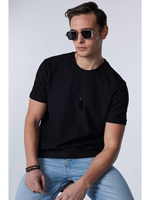 TUDORS Erkek Slim Fit Dar Kesim %100 Pamuk Yumuşak Dokulu Desenli Siyah Bisiklet Yaka Tişört