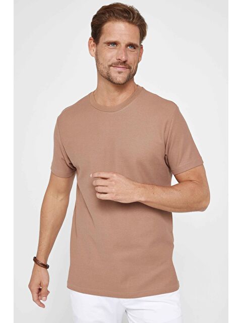 TUDORS Erkek Slim Fit Dar Kesim %100 Pamuk Yumuşak Dokulu Desenli Camel Bisiklet Yaka Tişört