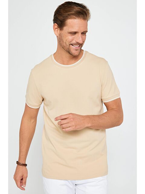 TUDORS Erkek Slim Fit Dar Kesim %100 Pamuk Düz Pike Kum Rengi Bisiklet Yaka Tişört