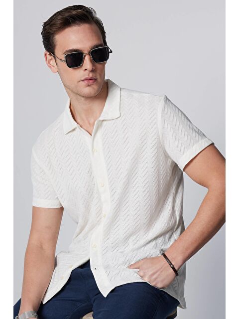 TUDORS Slim Fit Kısa Kollu Dar Kesim Nefes Alan  Örme Doku Armür Desenli Yazlık Beyaz Erkek Gömlek