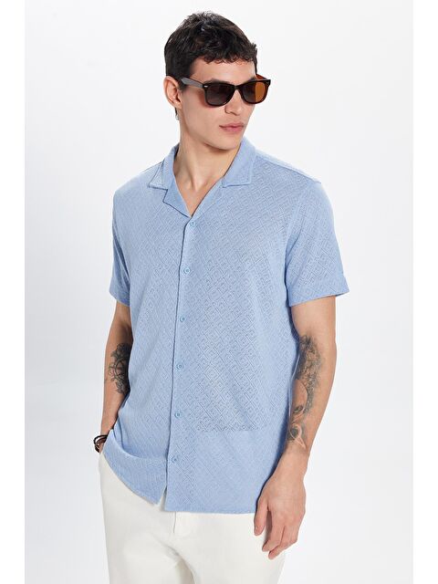 TUDORS Erkek Slim Fit Dar Kesim Kısa Kollu Örme Doku Apaş Yaka Mavi Gömlek