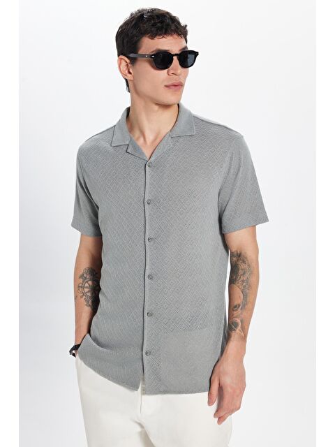 TUDORS Erkek Slim Fit Dar Kesim Kısa Kollu Örme Doku Apaş Yaka Gri Gömlek