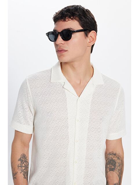 TUDORS Erkek Slim Fit Dar Kesim Kısa Kollu Örme Doku Apaş Yaka Ekru Gömlek
