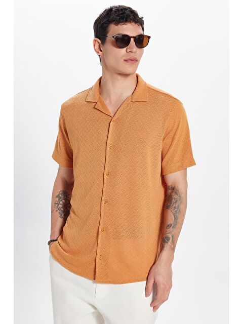 TUDORS Erkek Slim Fit Dar Kesim Kısa Kollu Örme Doku Apaş Yaka Turuncu Gömlek