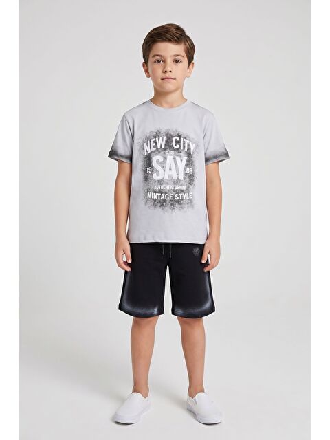 Cansın Mini Gri Kabartmalı Yazılı Tişörtlü Desenli Şortlu Erkek Çocuk 2li Takım 23815