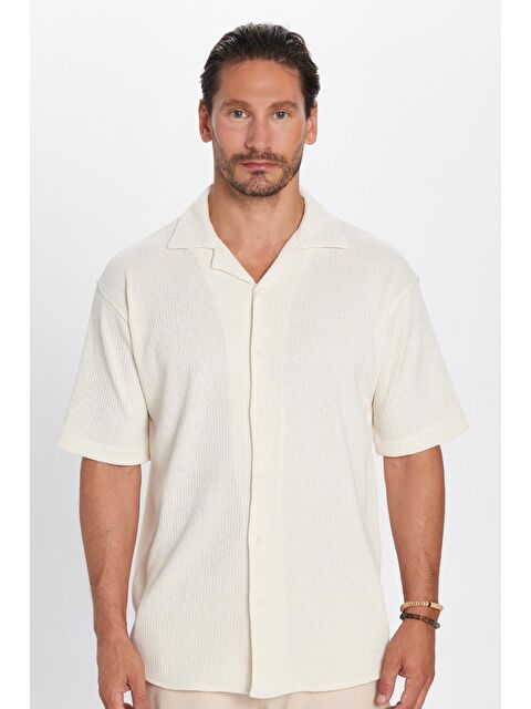 TUDORS Erkek Relax Fit Rahat Kesim Örme Doku Kısa Kollu Apaş Yaka Ekru Gömlek