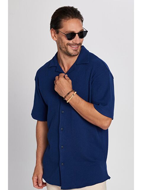TUDORS Erkek Relax Fit Rahat Kesim Örme Doku Kısa Kollu Apaş Yaka Lacivert Gömlek