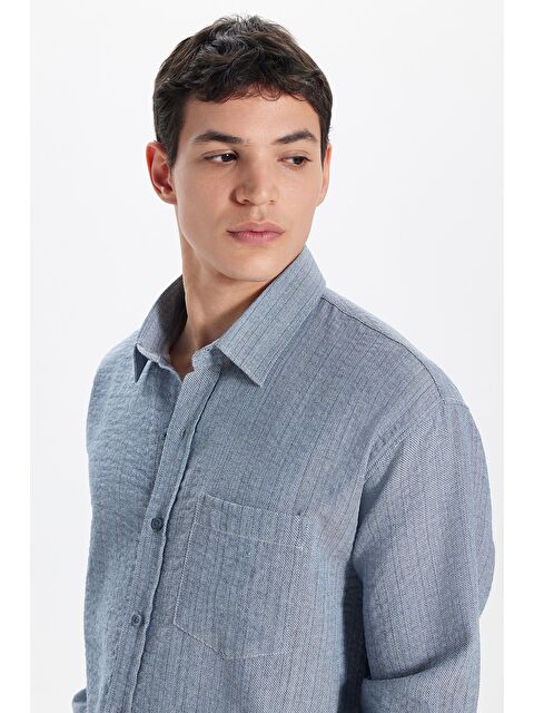 TUDORS Erkek Relax Fit Rahat Kesim Pamuklu Keten Doku Tek Cepli Mavi Gömlek