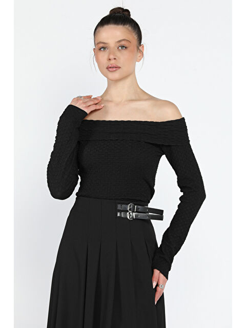 Gülseli Madonna Yaka Kabartma Desen Kadın Bluz - S000361046-19351