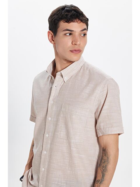 TUDORS Erkek Regular Fit Klasik Kesim %100 Pamuk Kısa Kollu Keten Doku Tek Cepli Çizgili Bej Gömlek