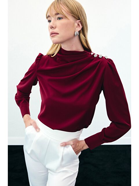 SATEEN Düğmeleri Taş Detaylı Bluz - Bordo