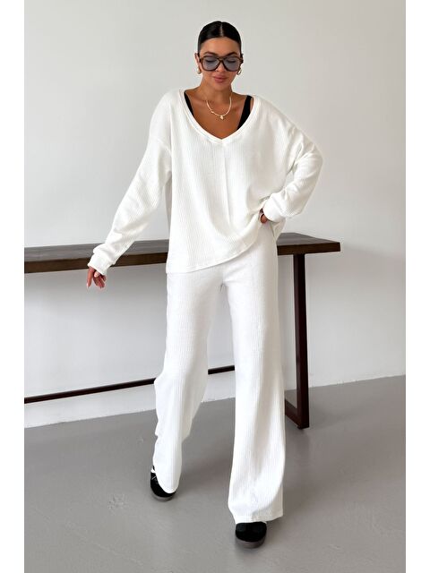 Trendseninle Kadın Beyaz Geniş V Yaka Uzun Kollu Alt-Üst Pantolonlu Takım - S000426165-20063