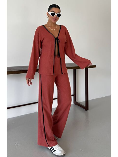 Trendseninle Kadın Kiremit Ön Bağlama Detaylı Biyeli Alt-Üst Pantolonlu Takım - S000426170-20013