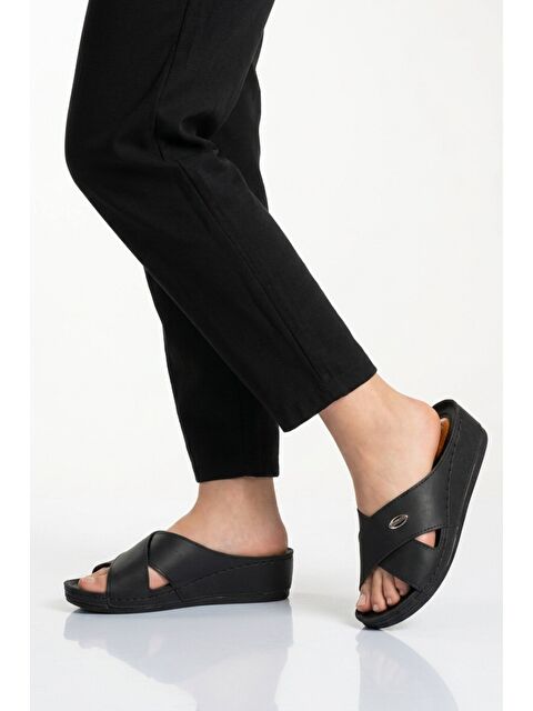 Ayakmod Siyah Topuk Jel Destekli Anatomik Kadın Terlik 09-063 Z