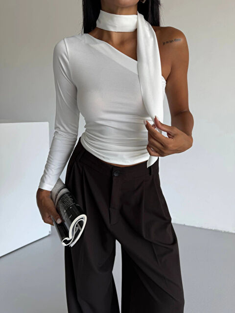 Hazelin Kadın Beyaz Fularlı Sandy Kumaş Asimetrik Kesim Bluz HZL25S-FRY123371