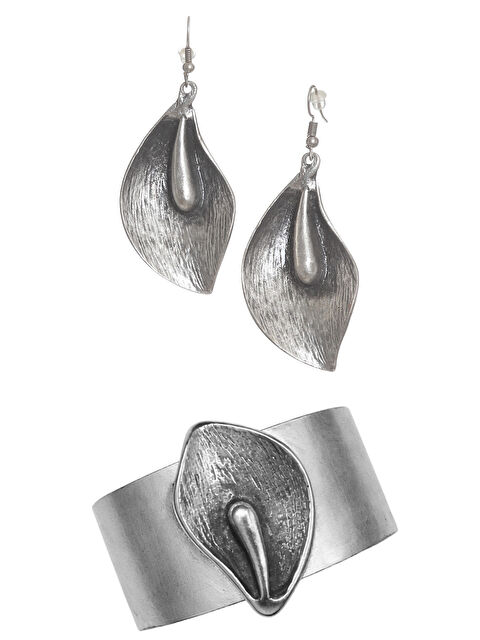 Labalaba Kadın Antik Gümüş Kaplama Antoryum Çiçeği Sallantılı Model Küpe &Bileklik Set - S000526912-18105