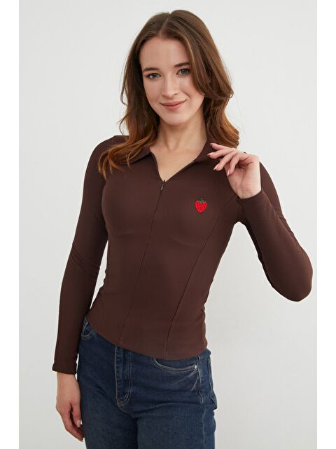 Fullamoda Çilek Nakışlı Polo Yaka Yarım Fermuarlı Bluz - S000473608-19413