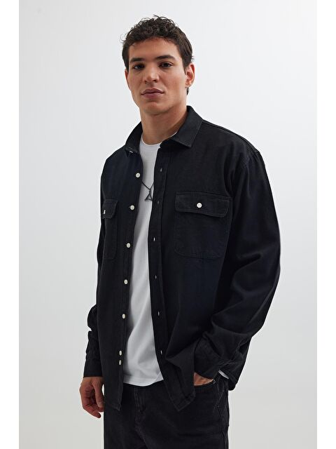 TUDORS Erkek Relax Fit Rahat Kesim Spor Yaka Çift Cep Kapaklı Denim Siyah Gömlek - S000486998-19351
