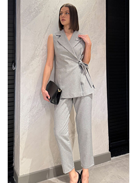 Gülseli Kadın Broş Detaylı Yelek Pantolon İkili Takım - S000361113-20600