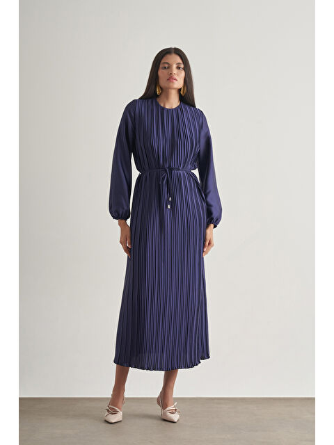 Mizalle Saten Dokulu İnce Piliseli Lacivert Maksi Elbise - S000418794-21164