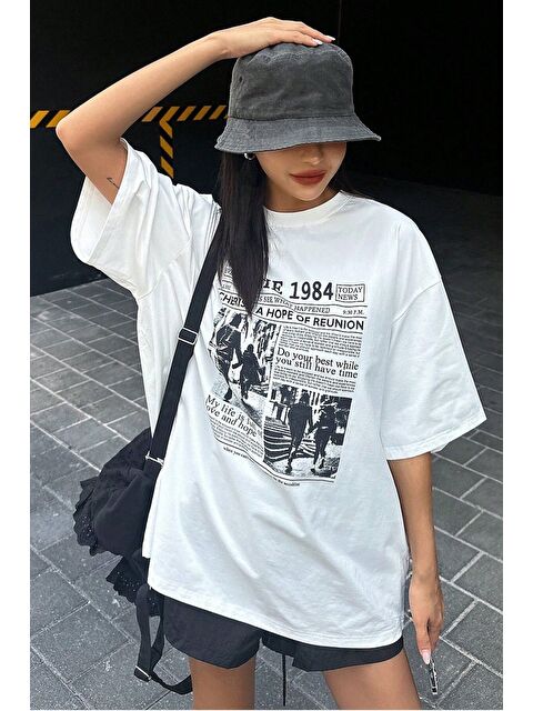Trendseninle Kadın Beyaz Bisiklet Yaka 1984 Gazete Baskılı Oversize T Shirt - S000393937-20063