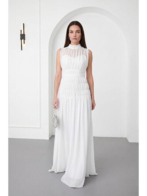 Lafaba Kadın Beyaz Dik Yaka Pileli Uzun Şifon Davet Elbisesi