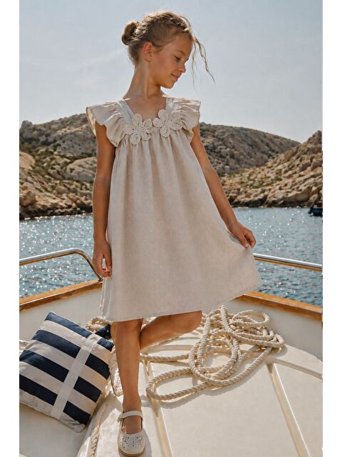 Monila Kız Çocuk Keten Çiçek Detaylı Volan Kollu Pamuklu Elbise