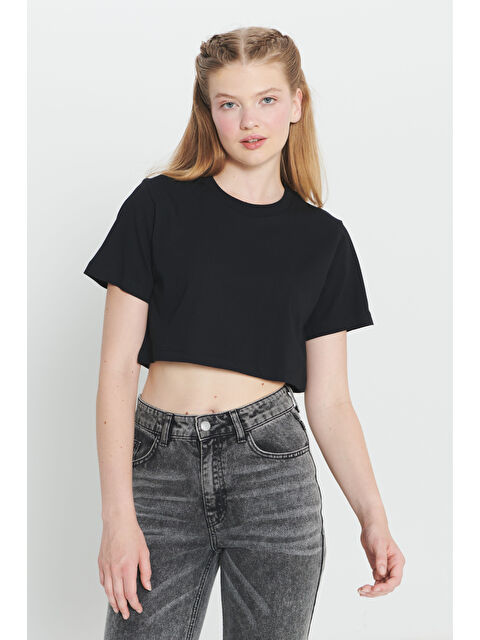 AC&Co / Altınyıldız Classics Siyah Standart Fit Normal Kesim %100 Pamuk Bisiklet Yaka Crop Tişört