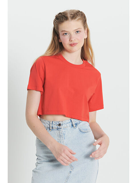 AC&Co / Altınyıldız Classics Kırmızı Standart Fit Normal Kesim %100 Pamuk Bisiklet Yaka Crop Tişört