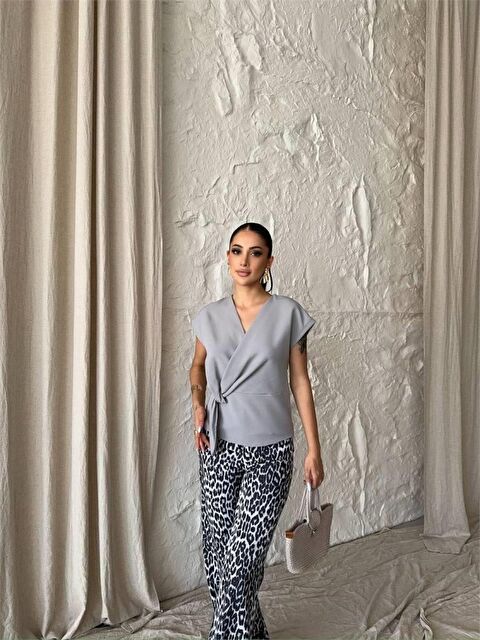 Jane's YANDAN BAĞLAMA DETAYLI KOLSUZ BLUZ - Gri