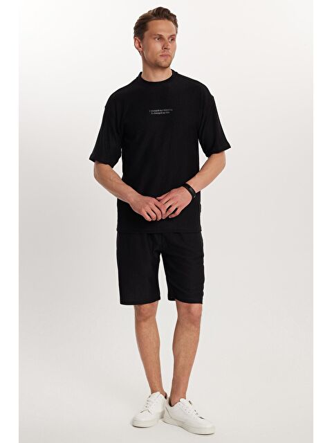 TUDORS Erkek Standart Fit Pamuklu Jakarlı Baskılı Bisiklet Yaka Beli Bağcıklı Siyah Şort Takım - S000518681-19351